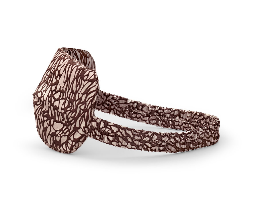 Egy barna alvómaszk fekszik a fehér háttéren.