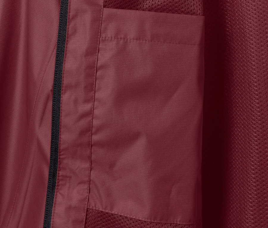 Egy bordó színű esőkabát részlete zsebbel.