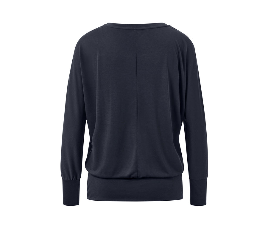 Hátulnézet a sötétkék, hosszú ujjú női denevérujjú sportfelsőről.