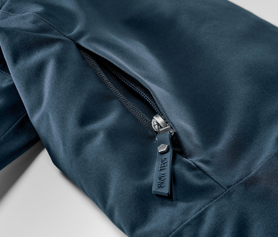 Egy tengerészkék síkabát részlete cipzárral.