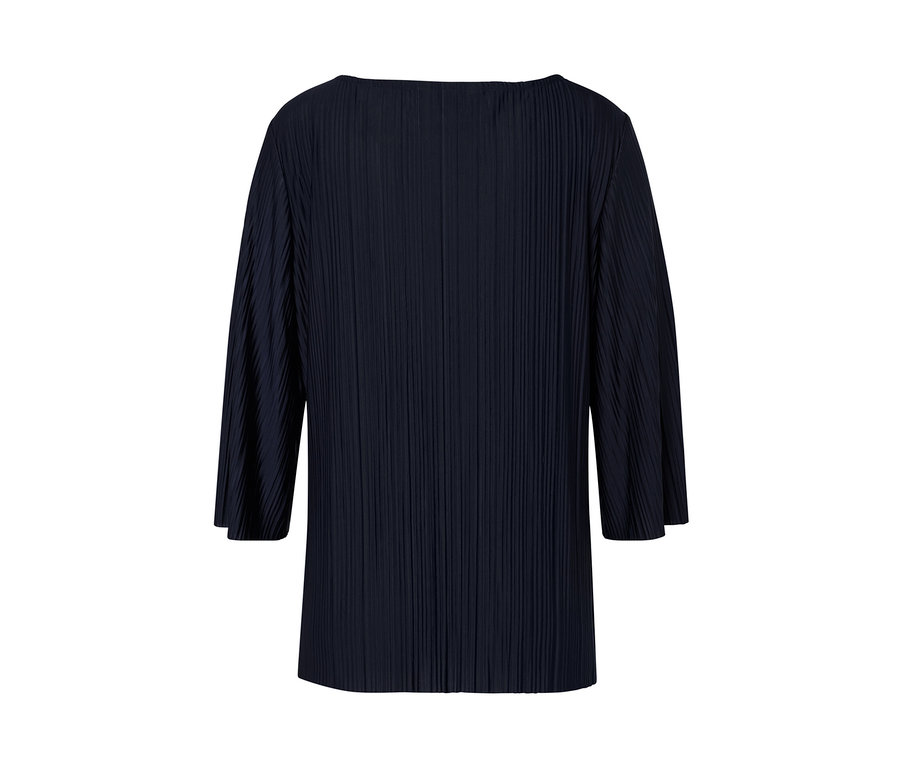 Egy sötétkék női pliszé pólóblúz részlete.