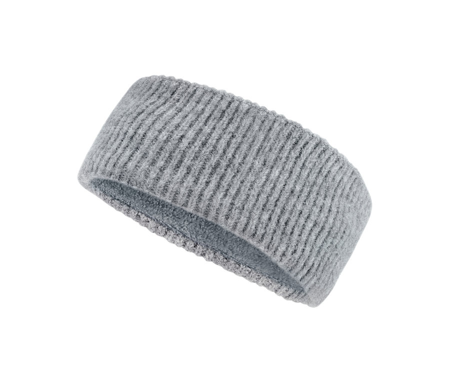 Egy szürke női kötött fejpánt részletfotója.