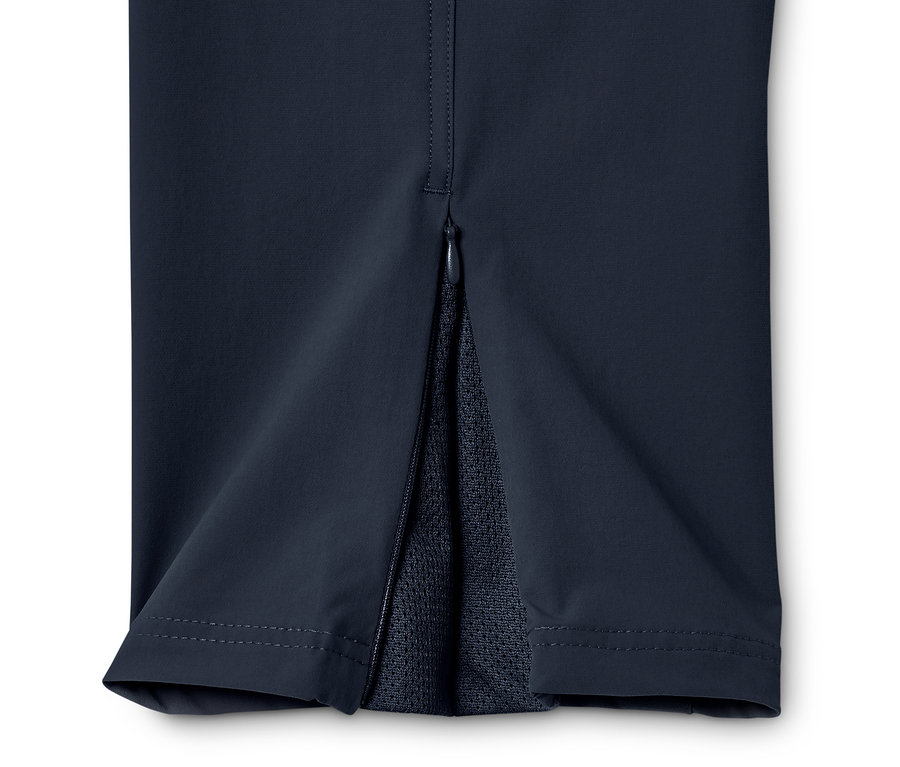 A sötétkék férfi softshell túranadrág részlete.