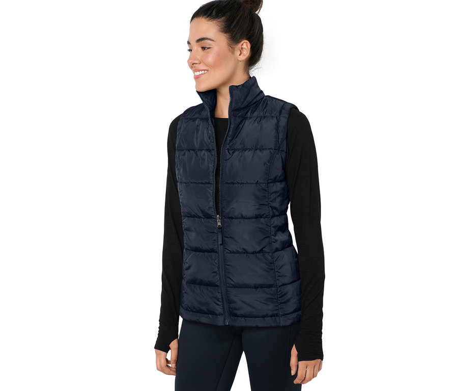 Nő visel egy bordó, 3 az 1-ben funkcionális kabátot.