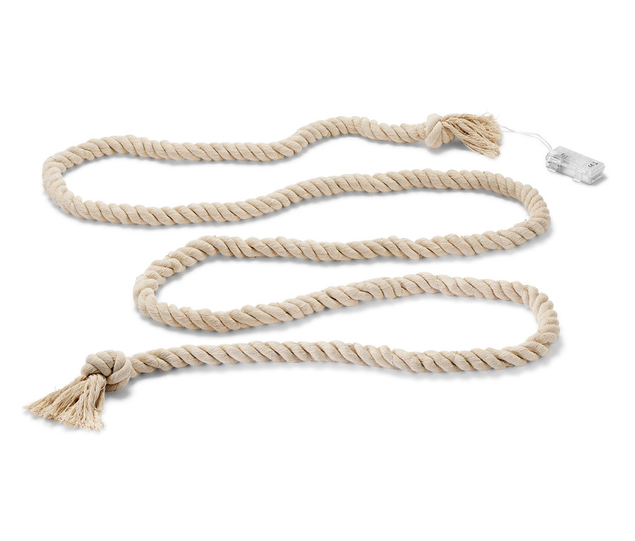 A LED-es kötél égősor hurkokba van tekerve fehér alapon.