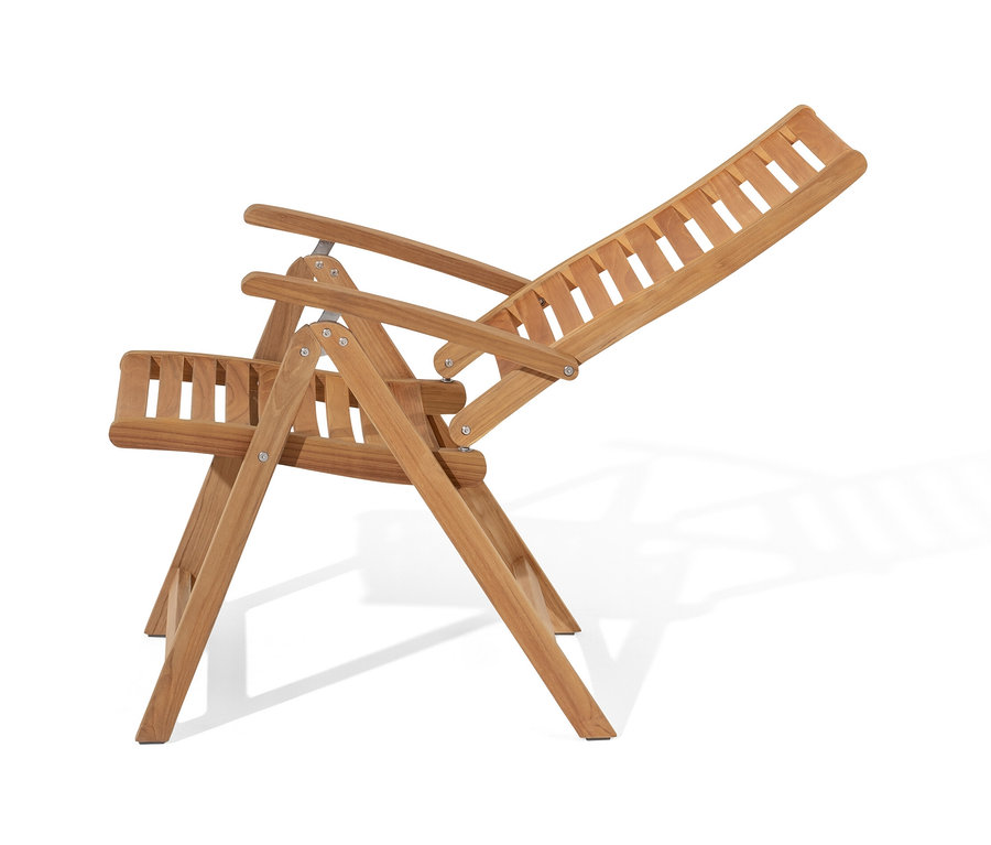 Egy állítható, magas támlás teak szék látható fehér háttér előtt.