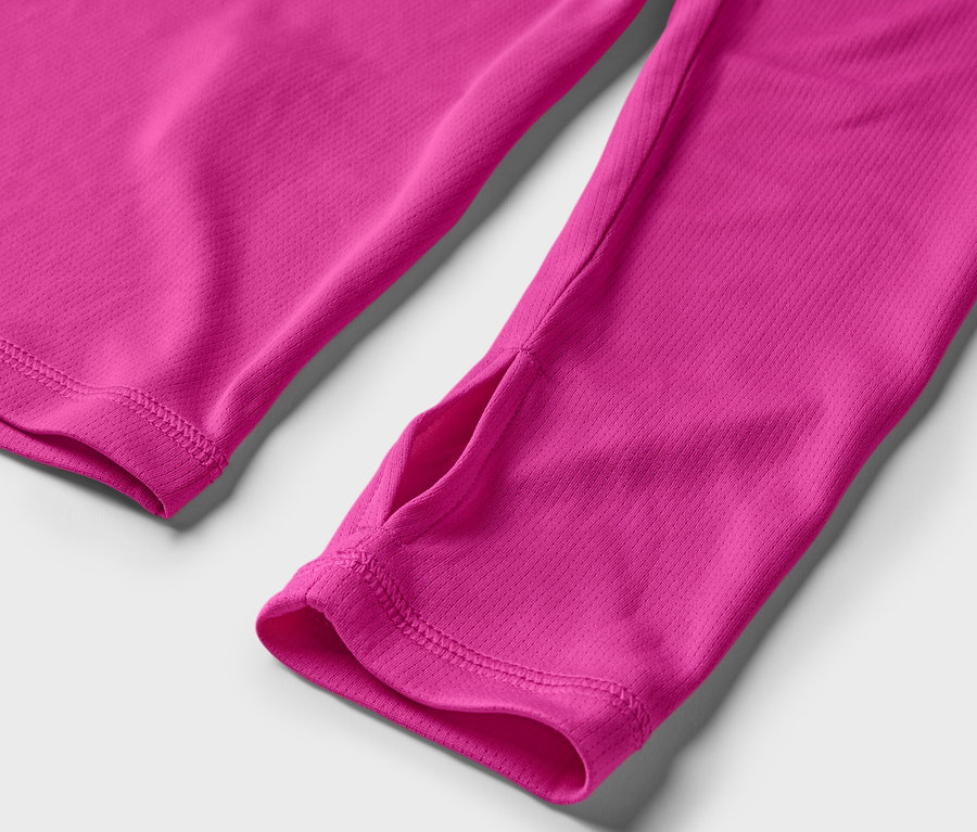 Egy rózsaszín női hosszú ujjú funkcionális felső részlete.