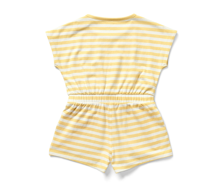 Egy sárga-fehér csíkos gyerek kezeslábas.