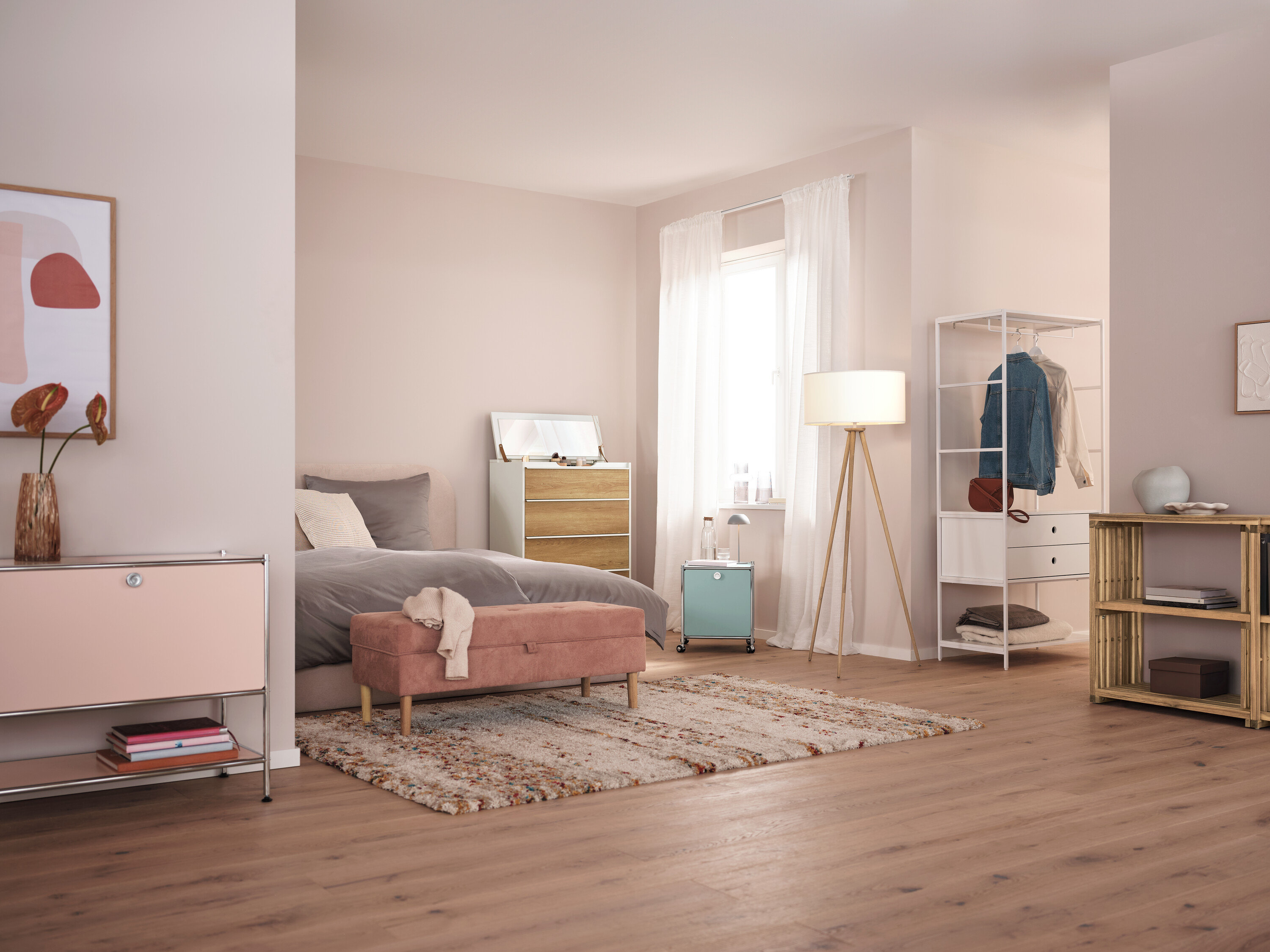 Hálószoba szürke LED-es akkus asztali lámpával az éjjeliszekrényen.