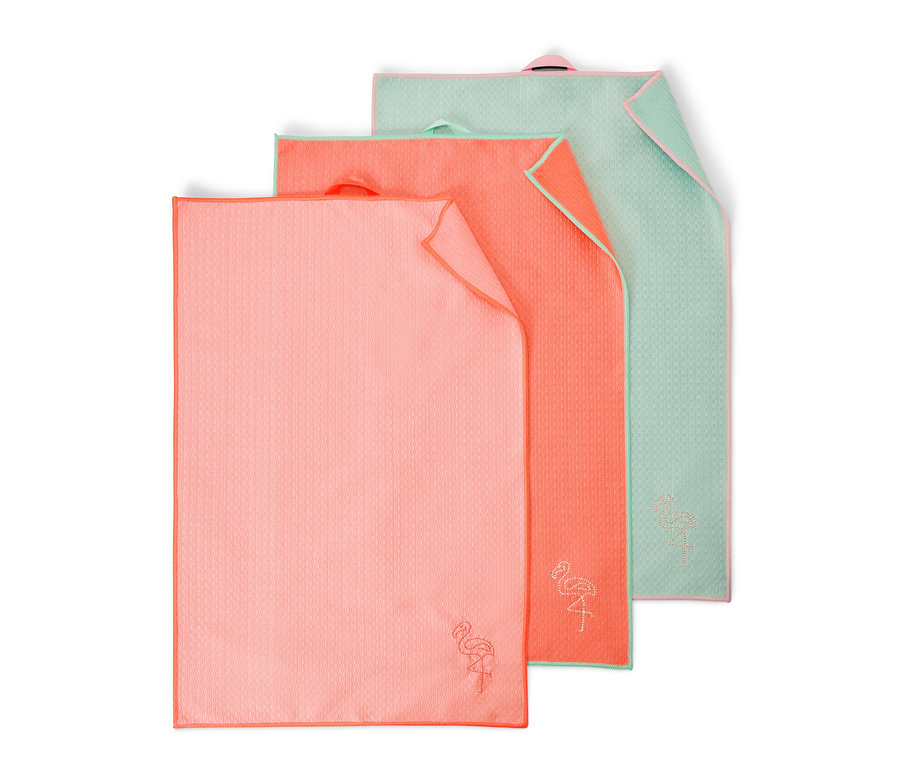 Három konyharuha: rózsaszín, korall és világoszöld.