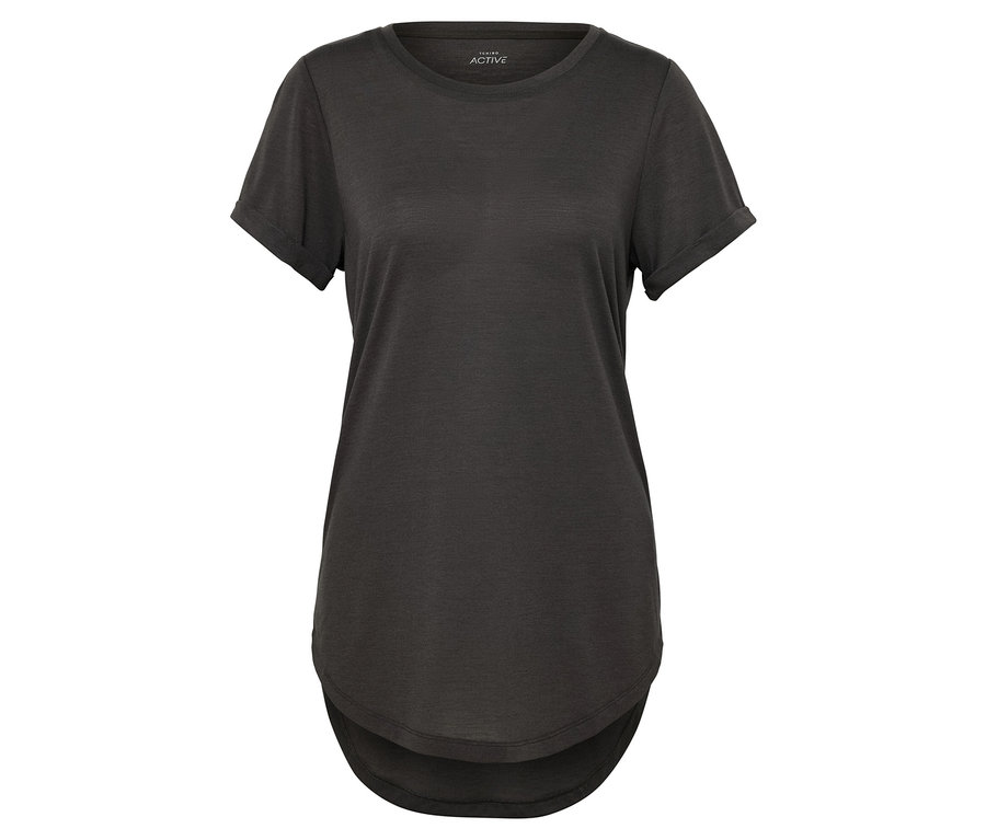 Fekete rövid ujjú póló.