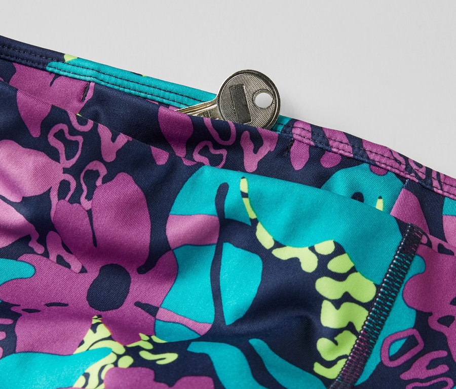 Egy nyomott mintás női sport rövidnadrág részlete, kulccsal a zsebében.