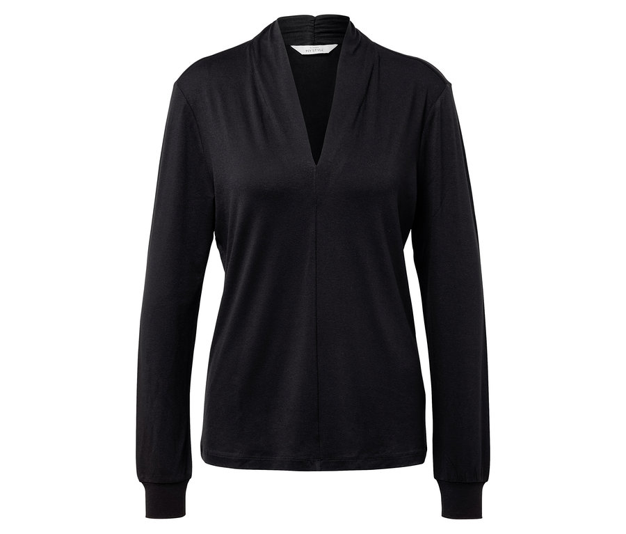 Fekete blúz V-nyakkivágással.
