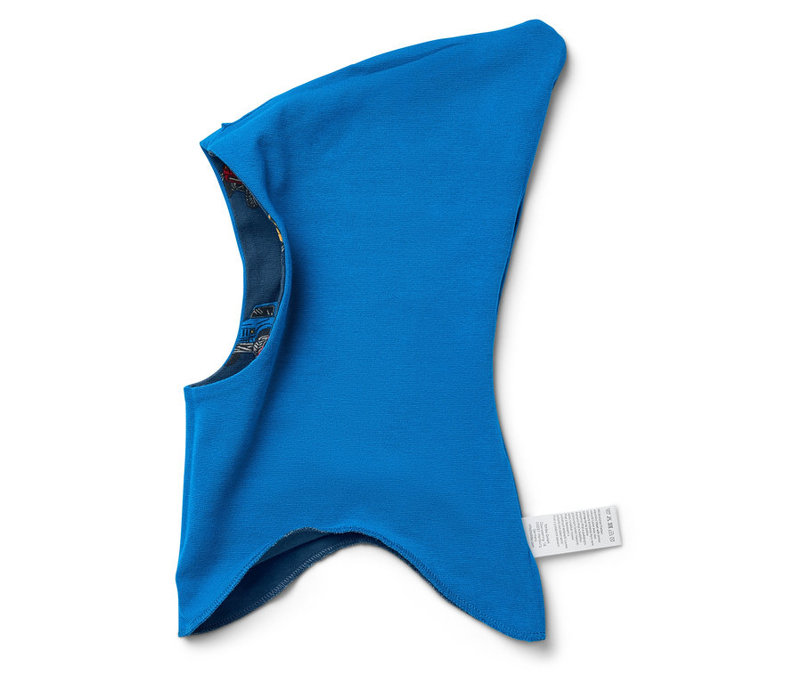 Egy kék színű, színes bélésű balaclava sapka fekszik egy fehér háttéren.