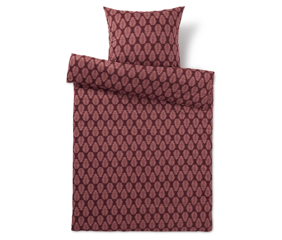 Bordó levélmintás ágynemű és párna.