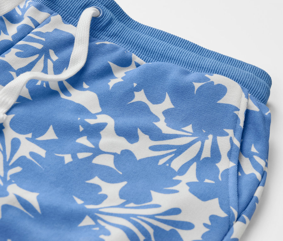 Virágmintás, nyomott mintás szabadidőnadrág részlete.