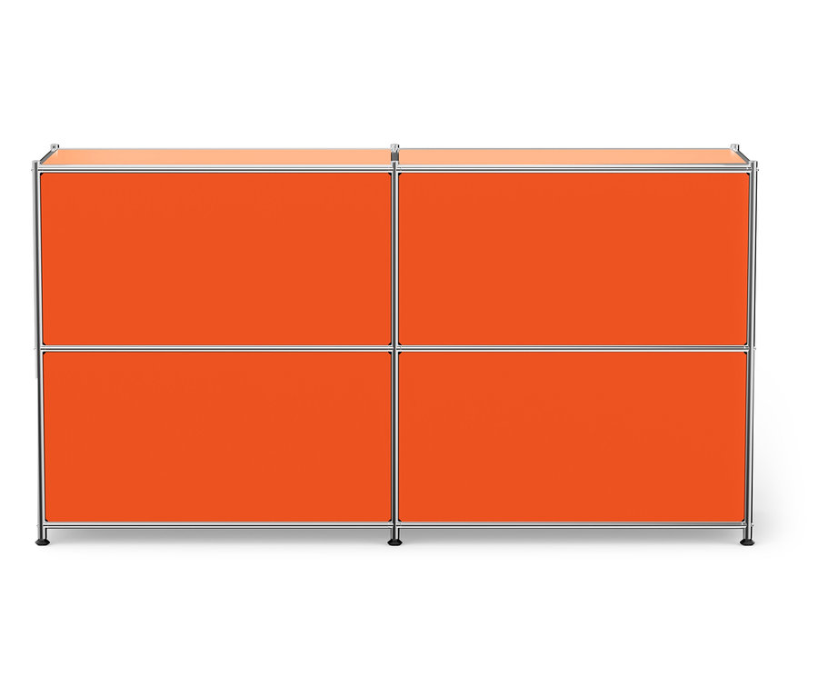 Narancssárga szekrény négy rekesszel és ezüst kerettel fehér háttér előtt.