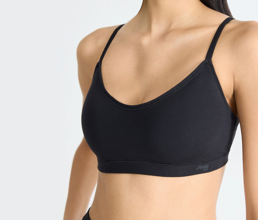 Nő visel egy fekete sportmelltartót.