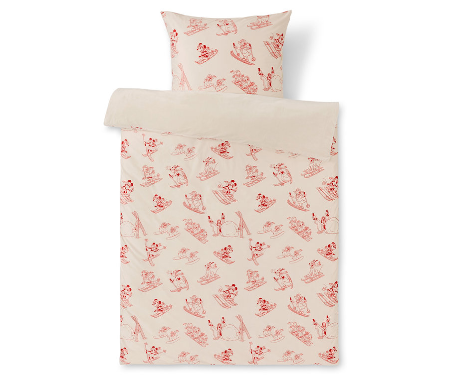 Ágynemű piros mintával, síelő figurákkal fehér háttéren.