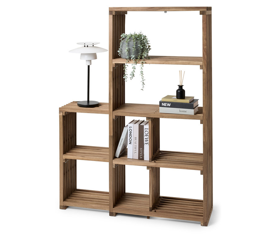 Fa polc lámpával, cserepes növénnyel és könyvekkel.