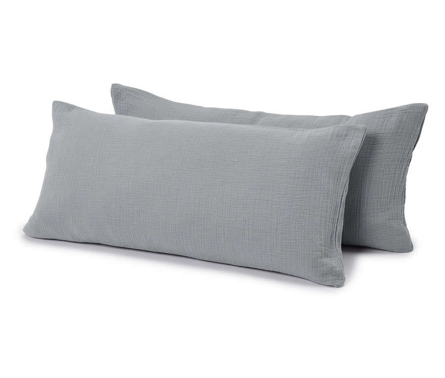 Két szürke, téglalap alakú párna fekszik egymás mellett fehér háttéren.