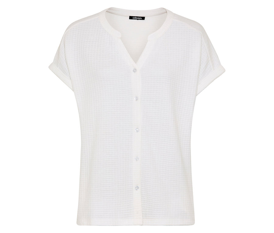 Fehér háttéren egy rövid ujjú, gombos, strukturált Olsen póló.