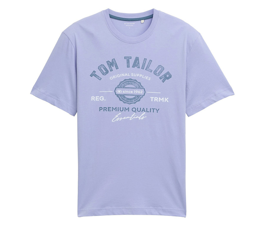 Világoskék póló "Tom Tailor Original Supplies" nyomtatással és "Premium Quality Essentials" felirattal.