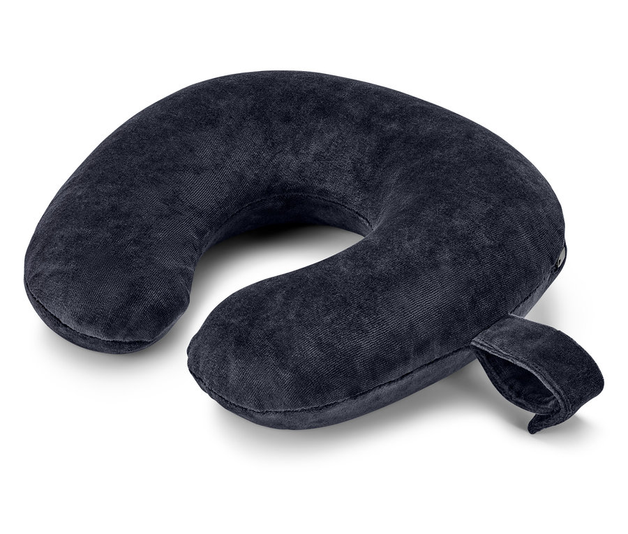 Egy sötétkék nyakpárna fekszik egy fehér háttéren.