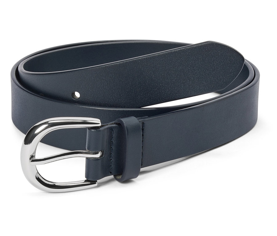 Egy fehér háttéren egy tengerészkék öv fekszik ezüst csattal.