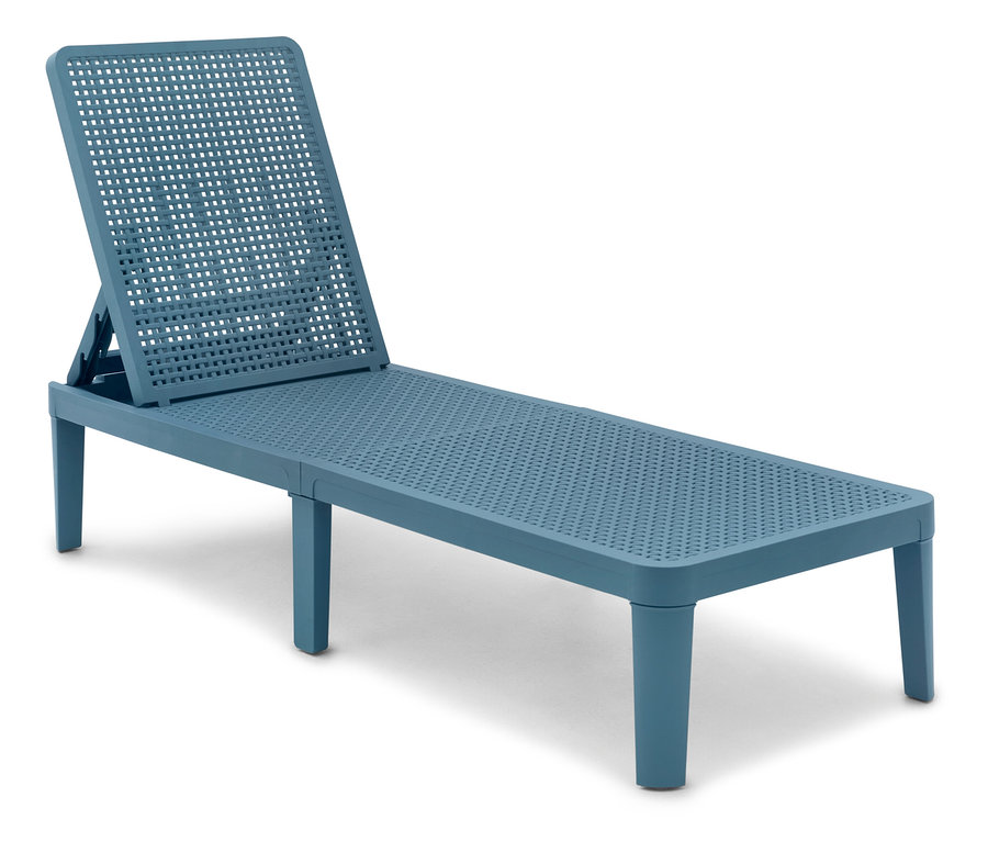Egy kék, állítható háttámlájú napozóágy áll fehér háttér előtt.