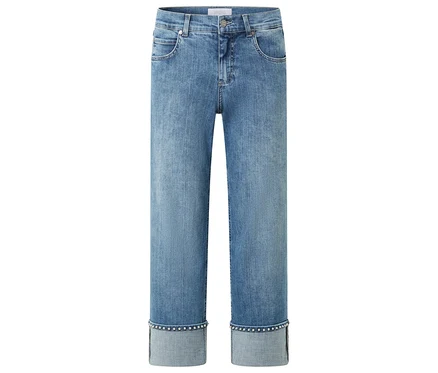 Az Angels denim »Linn Cool« farmer világoskék színben, felhajtott, strasszkövekkel díszített szárral, fehér háttér előtt.