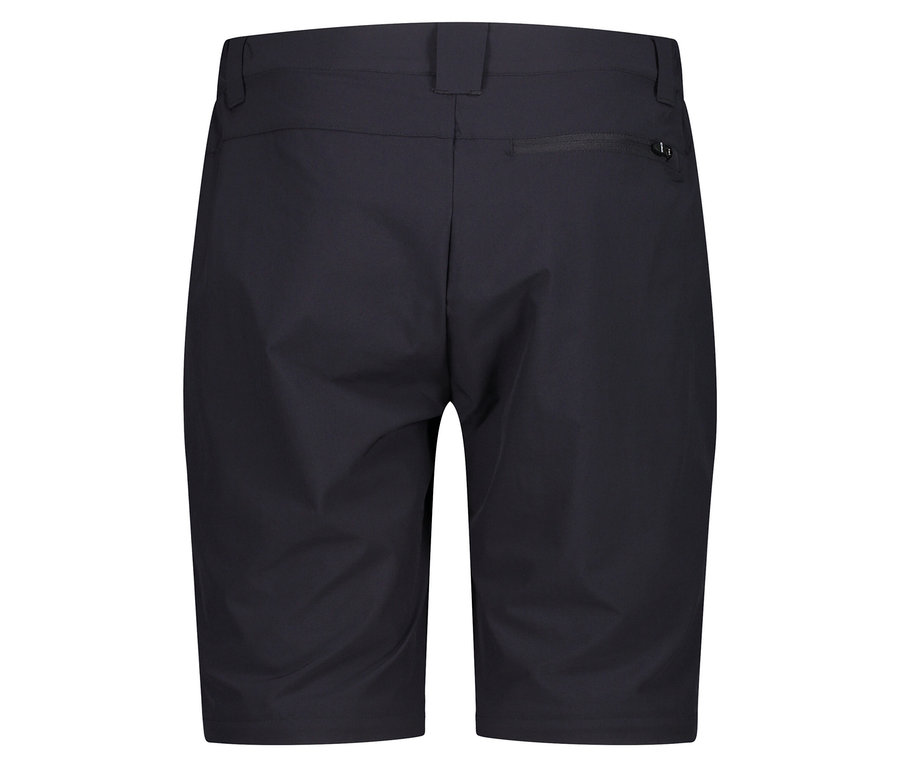 Közelkép egy cipzáras zsebbel ellátott fekete rövidnadrág hátuljáról.