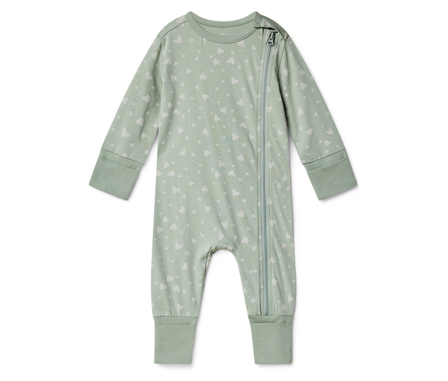 Egy világoszöld, végig cipzáras, szívecskés mintájú babaruha.