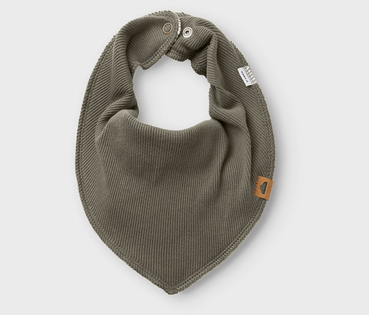 Egyetlen olívazöld NAME IT fleece sál közelképe, fehér háttéren.