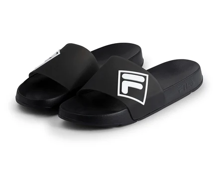 Egy pár fekete FILA Lugo férfi fürdőpapucs fehér Fila logókkal a pántokon, fehér háttéren.