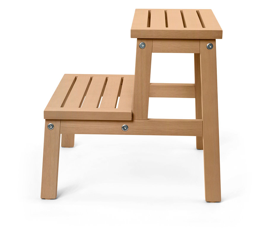 Világos fából készült, kétfokú fellépő szék áll fehér háttér előtt.