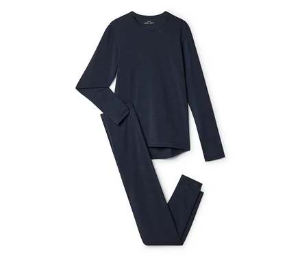 Sötétkék hosszú ujjú felső és hozzá illő leggings, laposan elhelyezve fehér háttéren. A felső kerek nyakú, a leggings alatta fekszik.