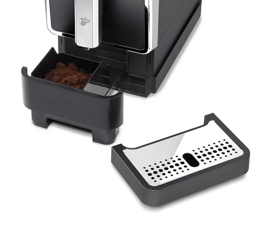 Közelkép egy antracit színű »Esperto Caffè« Tchibo automata kávéfőzőről csepegtetőtálcával.