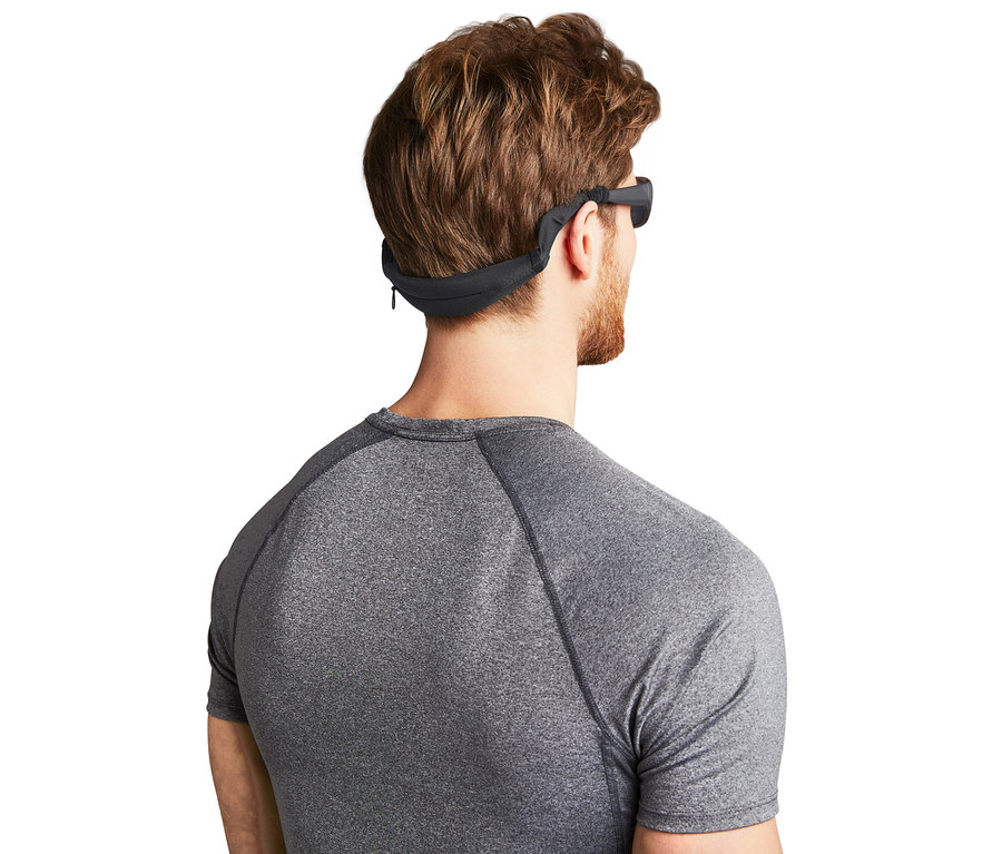 Hátulról látható férfi neoprén szemüvegpántot visel a szemüvegén.