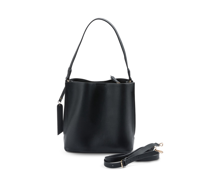 Fekete, bőrhatású női válltáska fehér háttérrel.