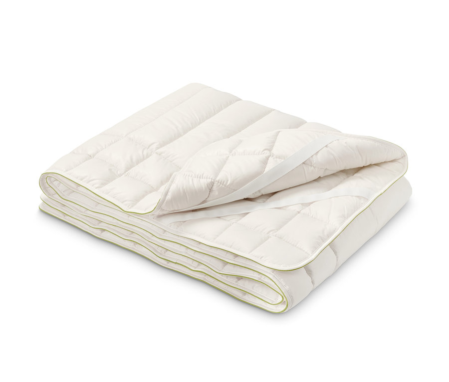 Összehajtott gyapjú matracvédő szegéllyel.