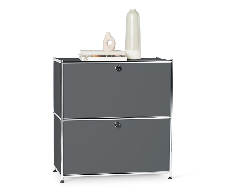 Szürke fém komód 2 ajtóval, tetején két vázával.