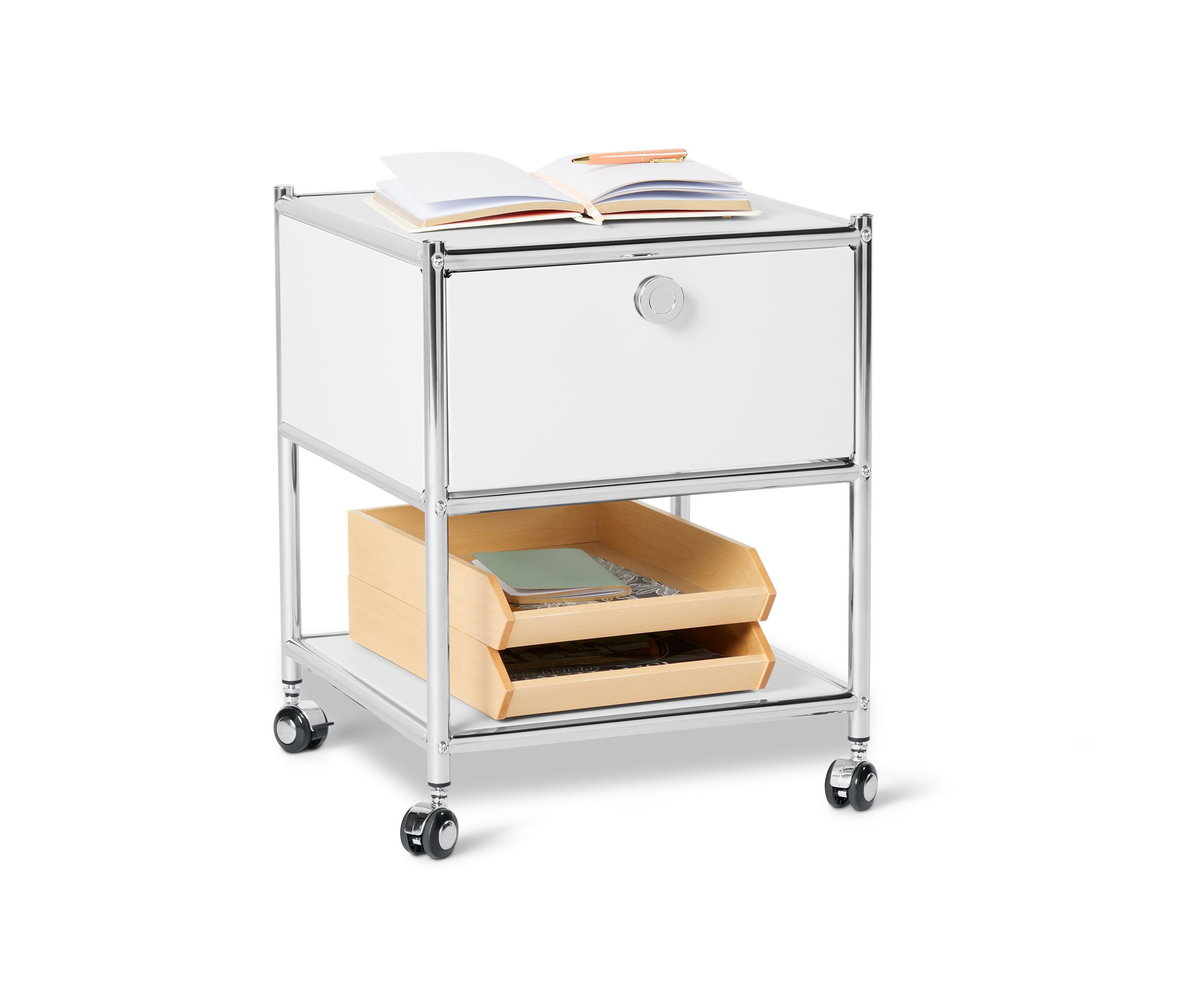 Egy fehér, görgős, fiókos fém éjjeliszekrény. Az asztalon egy nyitott könyv van.