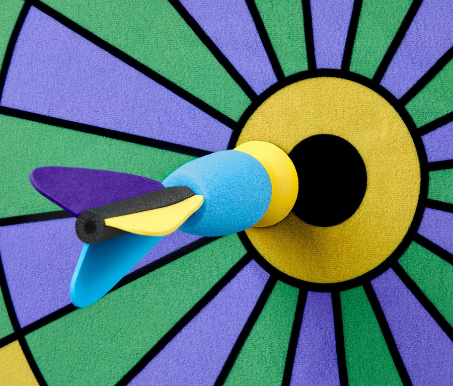 Egy darts nyíl van a felfújható darts játékban.