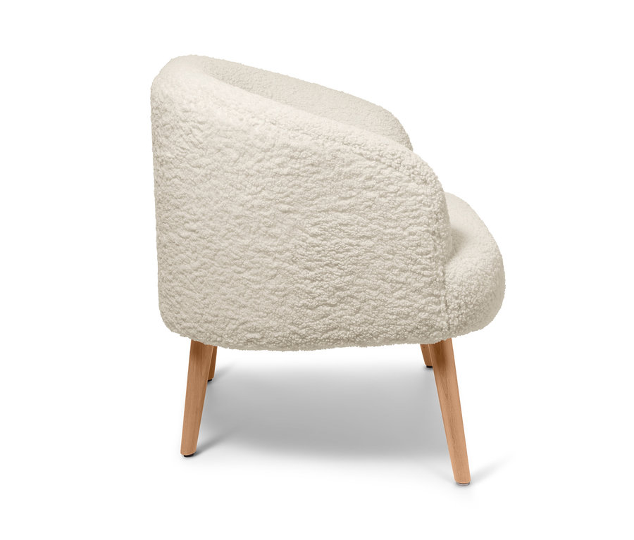 Egy plüss/buklé fotel oldalnézete fa lábakkal.