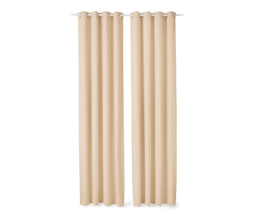 Két bézs függöny lóg egy fehér rúdon.