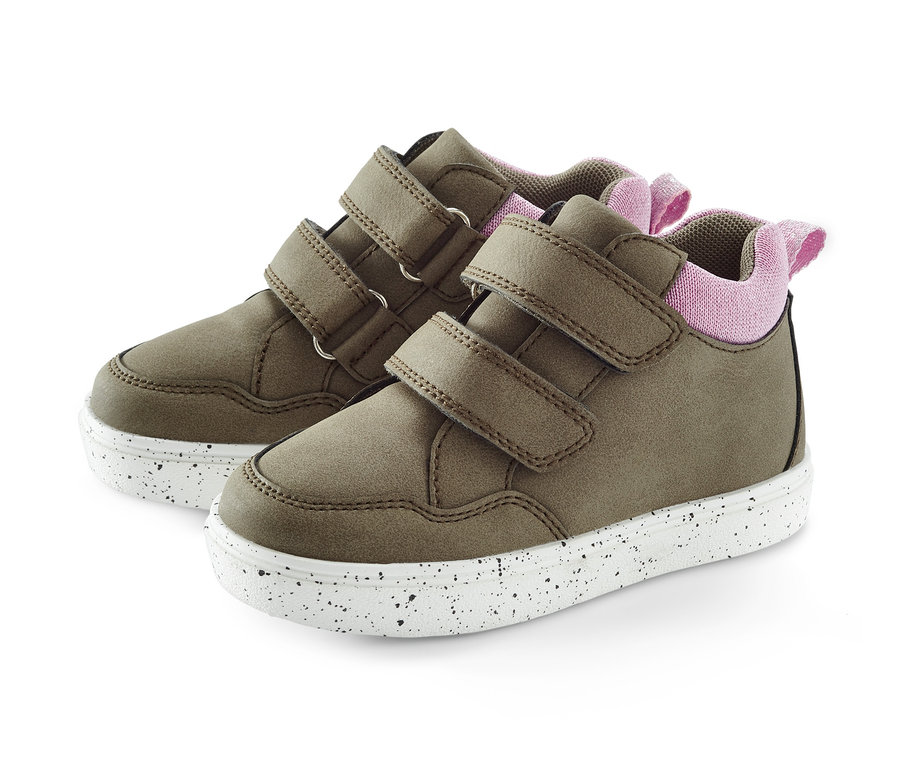 Két khaki színű sneaker cipő tépőzárral, fekete pöttyös fehér talppal.