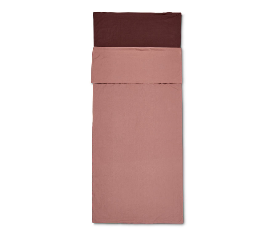 Egy barna és rózsaszín könnyű hálózsák.