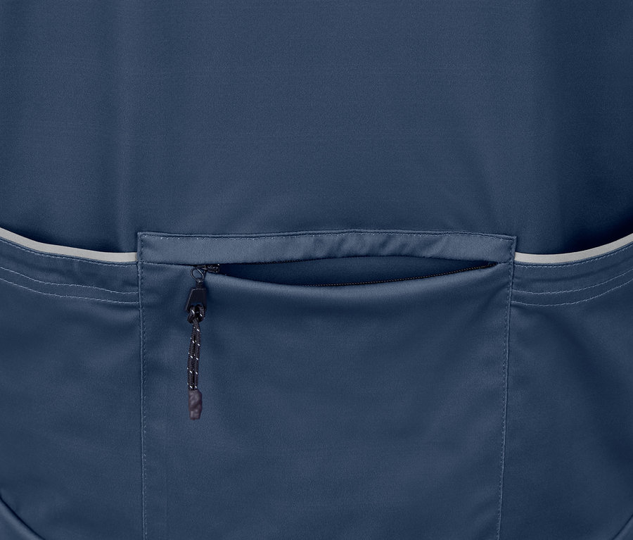 A sötétkék férfi kerékpáros mellény részletei, zsebekkel és cipzárral.