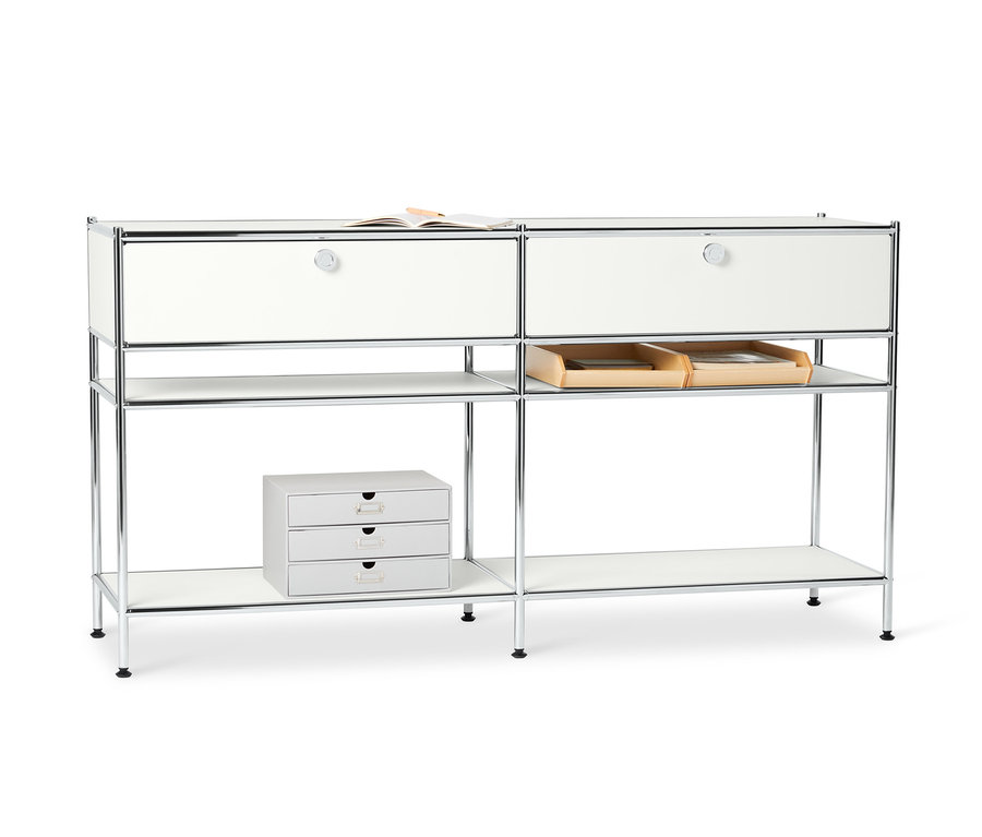 Két fehér fém konzolasztal »CN3« 2 fiókkal egymás mellett. Az asztal tetején egy könyv található.